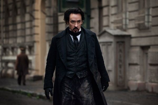 John Cusack viverá Edgar Allan Poe nas telonas em <i>The Raven</i> - Reprodução/Coming Soon