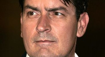 Charlie Sheen continua causando problemas à produção de <i>Two and a Half Men</i>, meses depois - AP