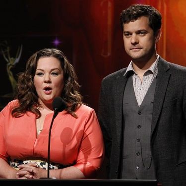 Melissa McCarthy e Joshua Jackson apresentando os indicados ao Emmy - AP