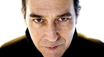 Irreconhecível como Aberforth Dumbledore em <i>Harry Potter e as Relíquias da Morte: Parte 2</i>, Ciarán Hinds contracena com o também irlandês Pierce Brosnan, na comédia independente <i>Salvation Bouvelard</i> - Divulgação