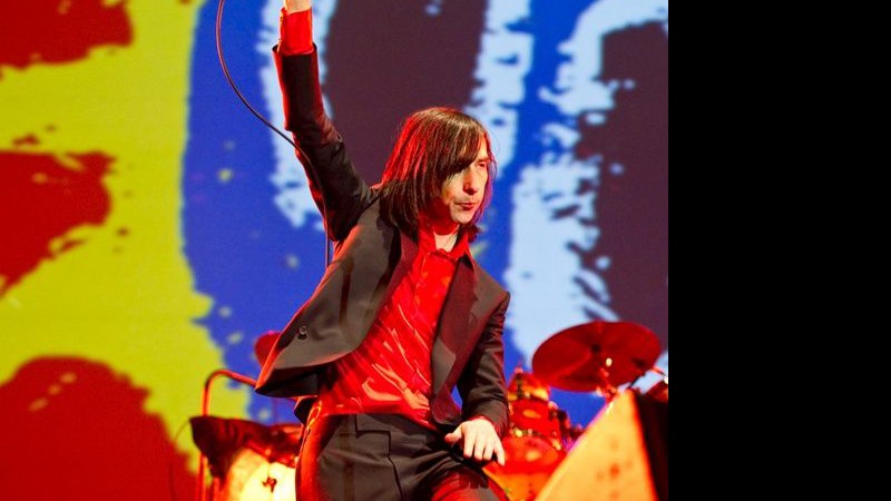 Bobby Gillespie, com a capa de <i>Screamadelica</i> ao fundo - Divulgação