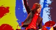 Bobby Gillespie, com a capa de <i>Screamadelica</i> ao fundo - Divulgação