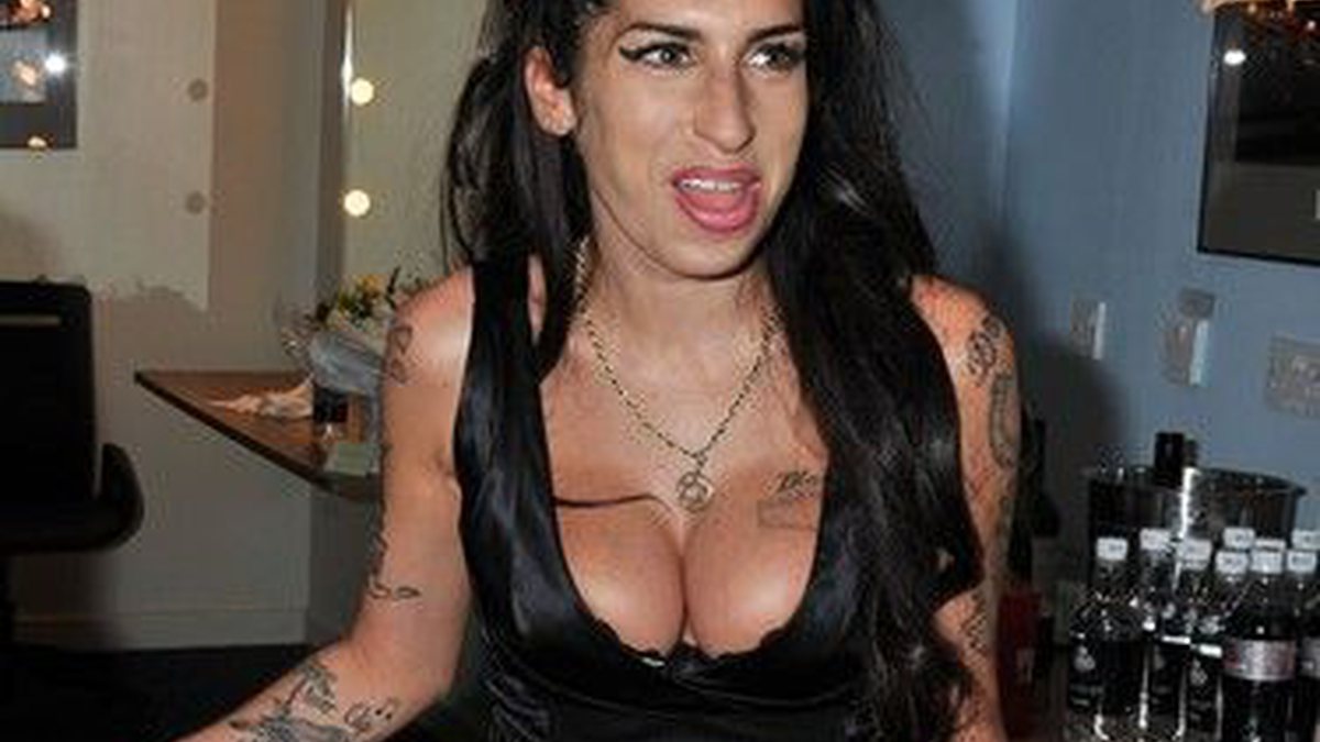 Amy Winehouse, em evento no primeiro semestre de 2010; cantora foi encontrada morta aos 27 anos, em 23 de julho de 2011 - AP