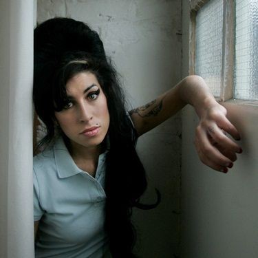 Amy Winehouse é lembrada por famosos no Twitter - AP