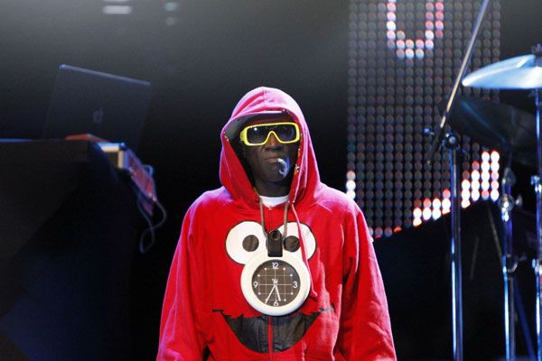 Flavor Flav, seu moletom irreverente e o característico "relógio-colar" - Divulgação