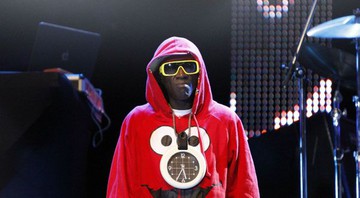 Flavor Flav, seu moletom irreverente e o característico "relógio-colar" - Divulgação