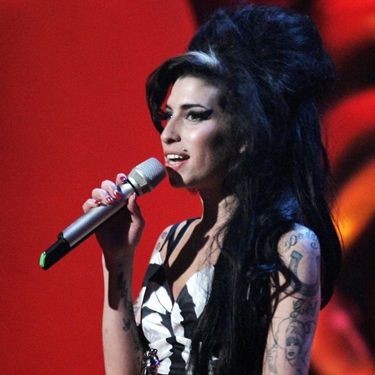 Amy Winehouse recebendo o prêmio de melhor artista britânica feminina, no BRIT Music Awards, em 14 de fevereiro de 2007 - AP