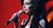 Amy Winehouse recebendo o prêmio de melhor artista britânica feminina, no BRIT Music Awards, em 14 de fevereiro de 2007 - AP