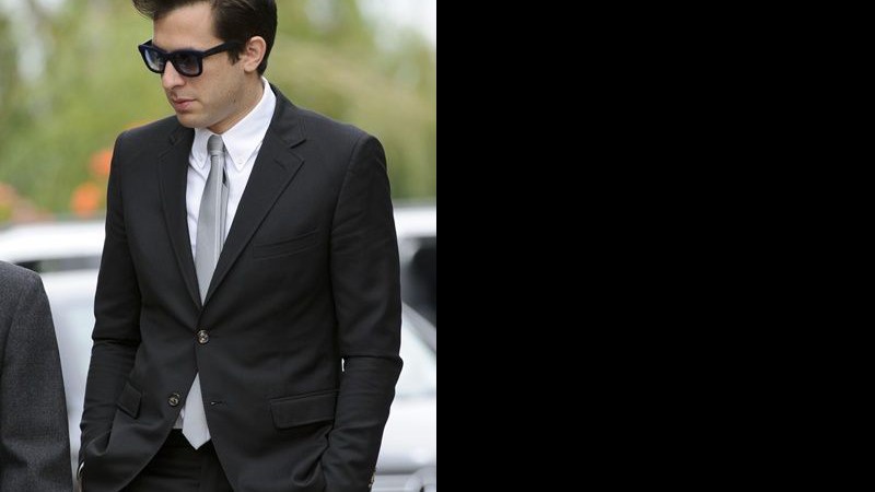 Mark Ronson foi um dos amigos que compareceram ao funeral de Amy Winehouse - AP