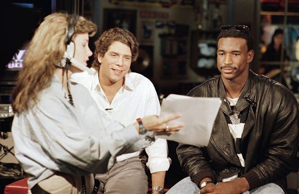 Mark Goodman (centro), entrevistando o jogador de futebol americano Eric Dickerson durante um programa na MTV, em 1987 - AP