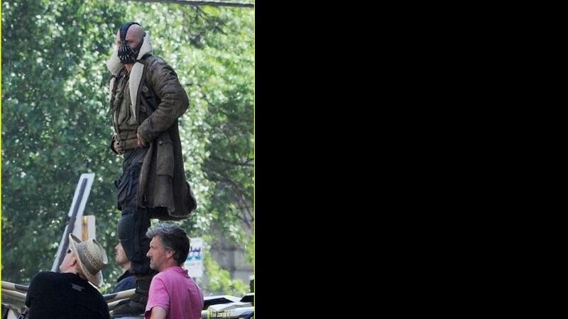 Bane (Tom Hardy) no set de <i>The Dark Knight Rises</i> - Reprodução/Just Jared