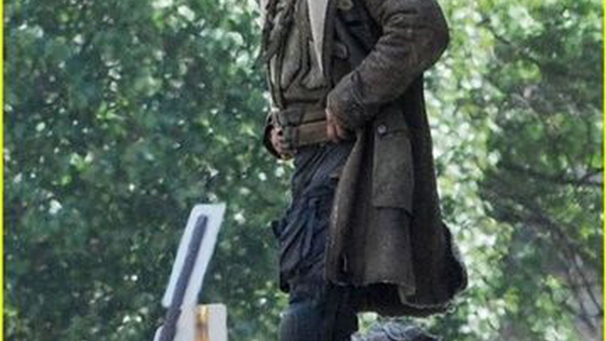 Bane (Tom Hardy) no set de <i>The Dark Knight Rises</i> - Reprodução/Just Jared