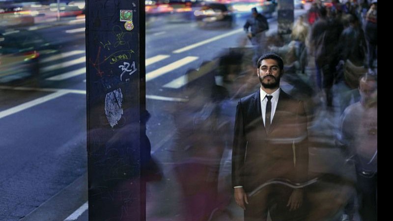 <b>SÓ MAIS UM NA MULTIDÃO</b> Criolo é fotografado na avenida Paulista, em São Paulo, em julho - Ignácio Aronovich