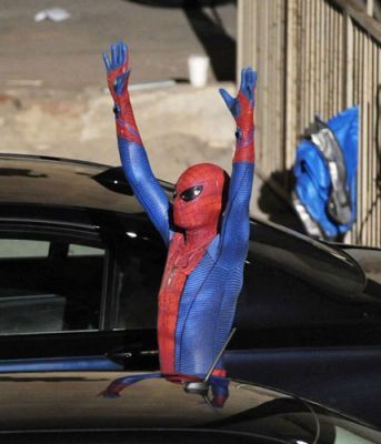 Andrew Garfield no set de <i>The Amazing Spider-Man</i>, cuja continuação já tem data para chegar aos cinemas - Reprodução/SuperHeroHype