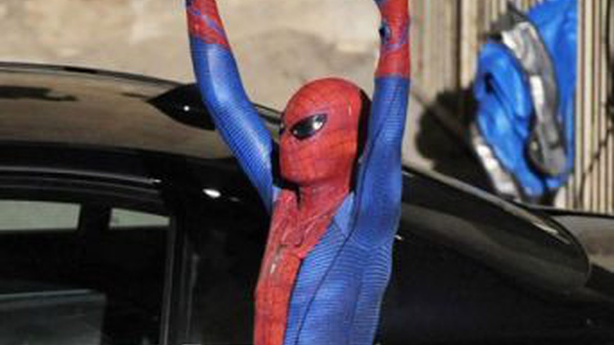 Andrew Garfield no set de <i>The Amazing Spider-Man</i>, cuja continuação já tem data para chegar aos cinemas - Reprodução/SuperHeroHype