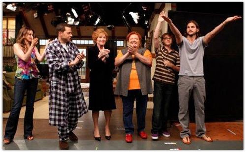 Ashton Kutcher no set de <i>Two and a Half Men</i> - Divulgação