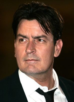 Charlie Sheen ficou feliz com a forma trágica como morrerá seu personagem em <i>Two and a Half Men</i> - AP