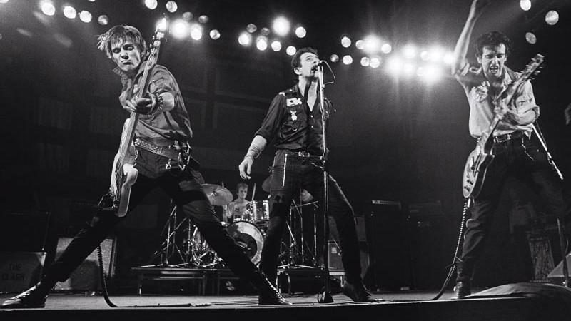 <b>ROQUEIROS URBANOS </b> Paul Simonon, Joe Strummer e Mick Jones (a partir da esquerda) em Boston, em fevereiro de 1979 - BOB GRUEN/WWW.BOBGRUEN.COM