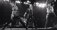 <b>ROQUEIROS URBANOS </b> Paul Simonon, Joe Strummer e Mick Jones (a partir da esquerda) em Boston, em fevereiro de 1979 - BOB GRUEN/WWW.BOBGRUEN.COM