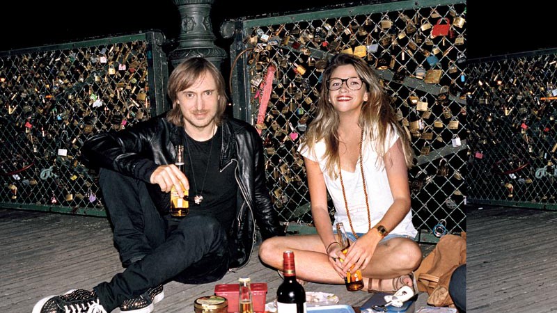 <b>MOMENTO DE PAZ </b> Guetta relaxa fazendo um piquenique com uma amiga - KAVA GORNA