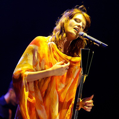 Florence Welch subiu ao palco do Summer Soul descalça e com um vestido esvoaçante amarelo e laranja - Stephan Solon / XYZ Live / Divulgação