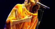 Florence Welch subiu ao palco do Summer Soul descalça e com um vestido esvoaçante amarelo e laranja - Stephan Solon / XYZ Live / Divulgação