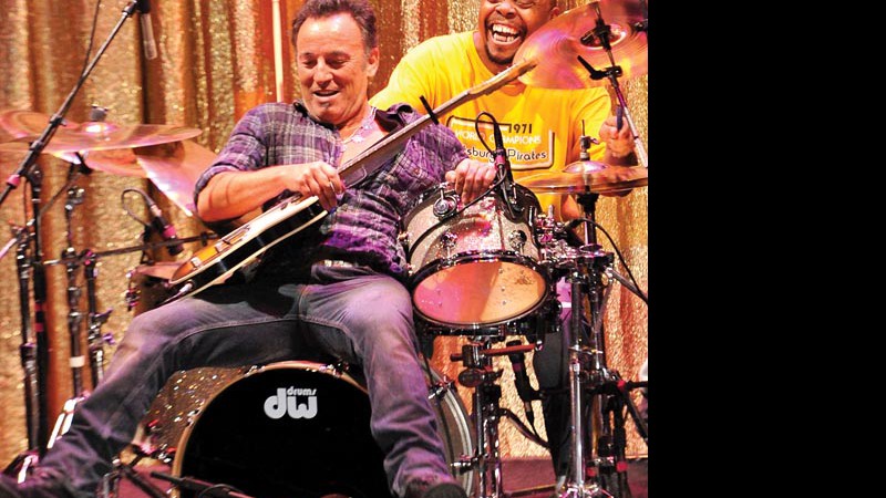 <b>CAINDO NA ESTRADA </b> Springsteen se joga na bateria de Joffo Simmons durante show especial nos Estados Unidos, em janeiro - MIKE COPPOLA/GETTY IMAGES