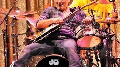 <b>CAINDO NA ESTRADA </b> Springsteen se joga na bateria de Joffo Simmons durante show especial nos Estados Unidos, em janeiro - MIKE COPPOLA/GETTY IMAGES