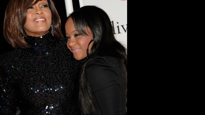 Ao lado da filha, Bobbi Kristina Brown, em 12 de fevereiro de 2011
 - AP