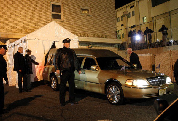 Corpo de Whitney Houston chega a casa funerária em Newark, nos Estados Unidos, cidade natal da cantora  - AP