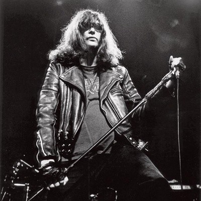 <b>IT’S ALIVE</b> Sem o Ramones, Joey só teve lançamentos póstumos - PAUL BERGEN/REDFERNS/GETTY IMAGES