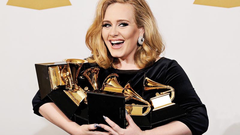 <b>CAMPEÃ </b> Adele não só recebeu muitos prêmios no Grammy, mas também voltou a cantar - KEVORK DJANSEZIAN/GETTY IMAGES