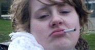 Adele fumando um cigarro ao ar livre, aos 16 anos. - Reprodução/The Sun