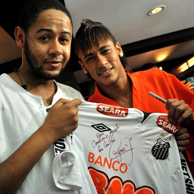 Emicida ganhou camiseta autografada pelo craque do Santos. - Divulgação