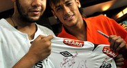 Emicida ganhou camiseta autografada pelo craque do Santos. - Divulgação