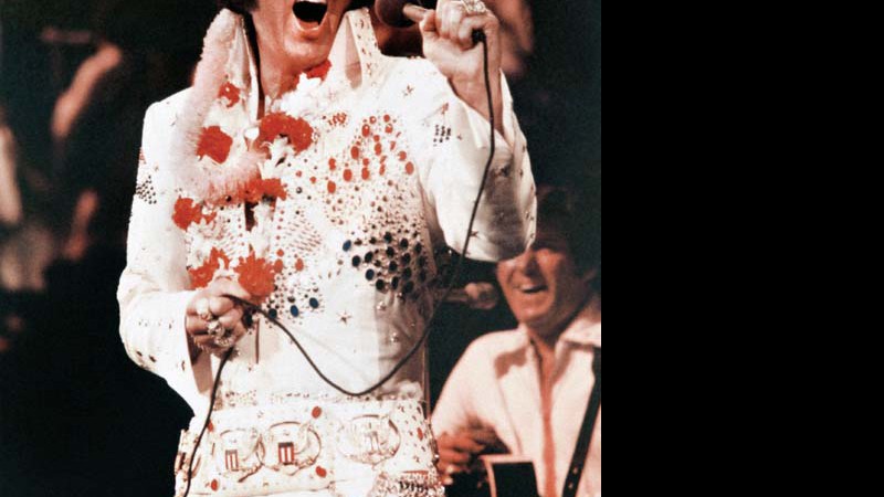 VIA SATÉLITE Elvis, em 1973, no show Aloha from Hawaii trajando o icônico macacão American Eagle - divulgação