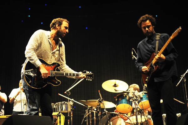 Camelo e Rodrigo Amarante comandam a celebração dos fãs ao repertório da banda - Fabio Bitão