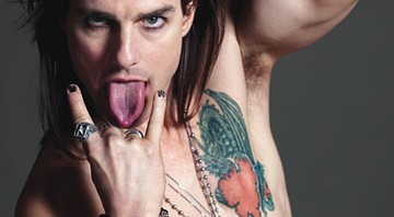 Tom Cruise caracterizado de seu personagem em <i>Rock of Ages</i>.
 - Reprodução/W Magazine