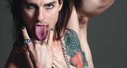 Tom Cruise caracterizado de seu personagem em <i>Rock of Ages</i>.
 - Reprodução/W Magazine