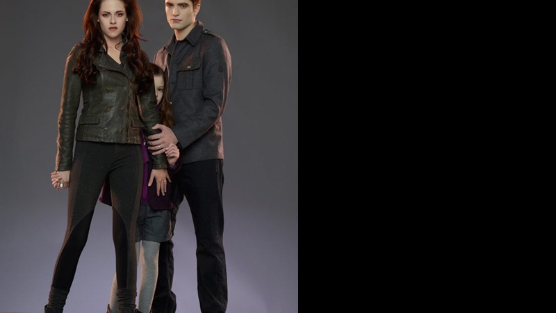 Bella, Edward e a pequena Renesmee em <i>A Saga Crepúsculo: Amanhecer - Parte 1</i> - Reprodução/Entertainment Weekly