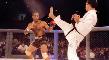 <b>O COMEÇO DE TUDO</b> Royce Gracie (à dir.), em ação em uma das primeiras edições do Ultimate Fighting Championship, em 1993 - MARKUS BOESCH/GETTYIMAGES