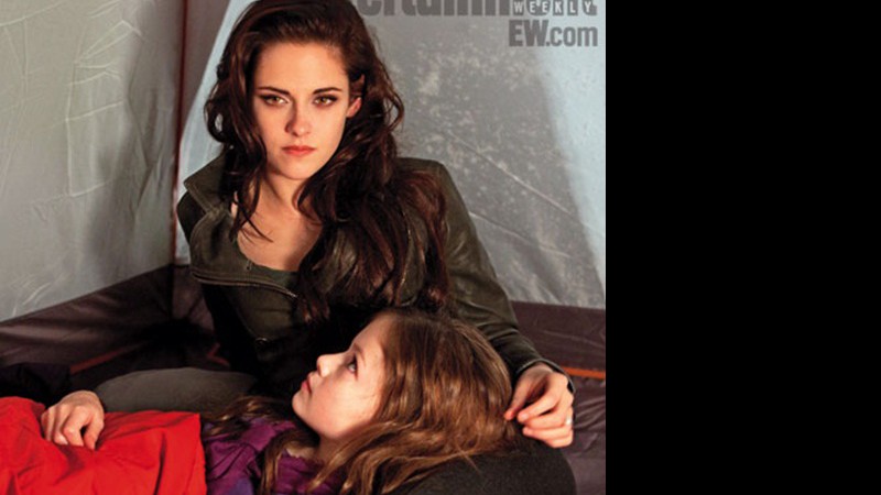 Kristen Stewart e Mackenzie Foy em <i>A Saga Crepúsculo: Amanhecer - Parte 2</i> - Reprodução/EW