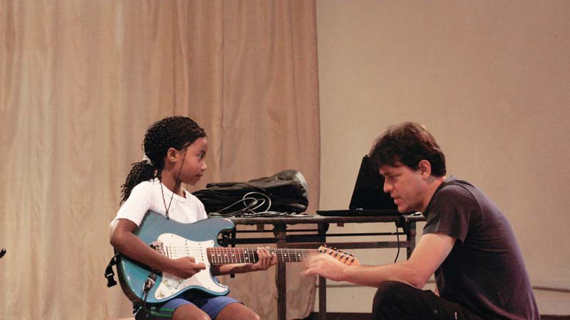 <b>GIRL POWER </b> Raiany, de apenas 8 anos, aprende os primeiros acordes com o Professor Fernando - Thais Azevedo