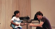 <b>GIRL POWER </b> Raiany, de apenas 8 anos, aprende os primeiros acordes com o Professor Fernando - Thais Azevedo