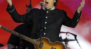 Paul McCartney se apresentando no jubileu de diamante da rainha Elizabeth II, na Inglaterra - AP