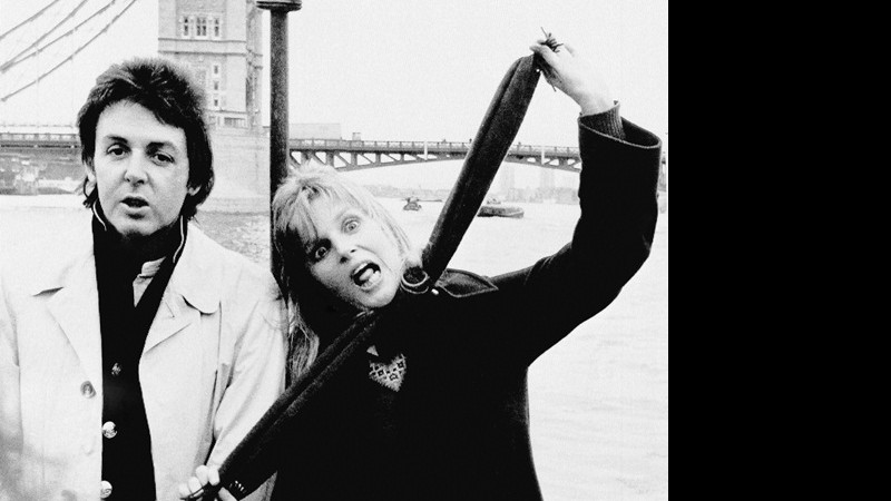 Paul e Linda fazem graça durante viagem pelo Rio Tâmisa, em Londres, na promoção do álbum <i>London Town</i> (1978) - AP