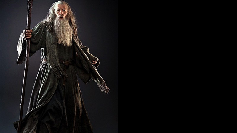 O mago Gandalf, interpretado por Ian McKellen, irá convocar o hobbit Bilbo para salvar seu condado - Reprodução / EW