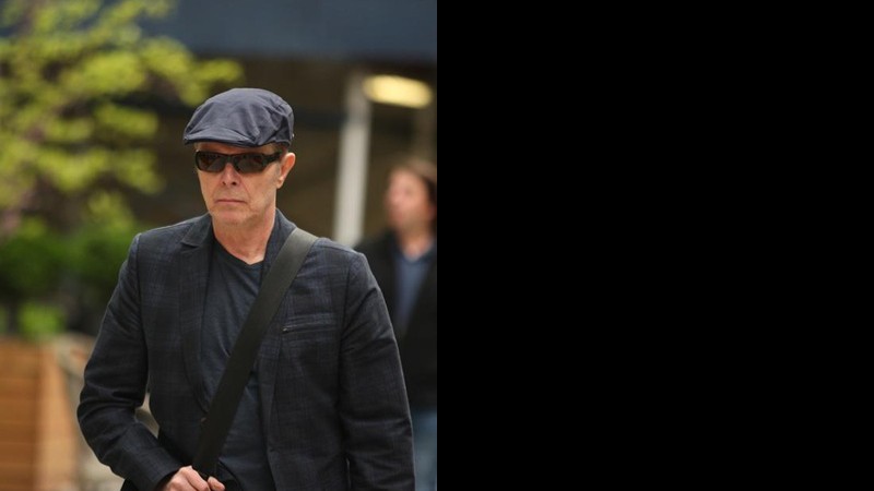 Imagem supostamente de David Bowie fazendo compras - Reprodução