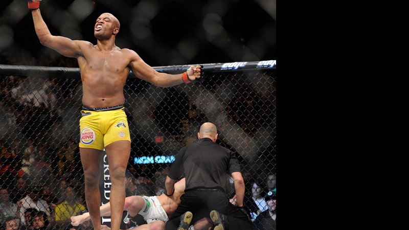 Anderson Silva comemora a vitória na luta contra Chael Sonnen - AP