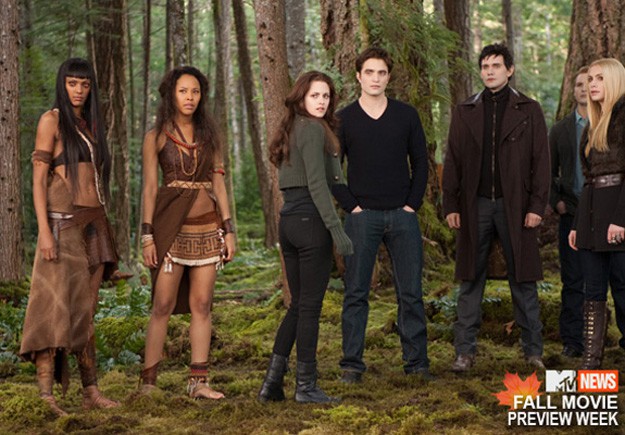 Edward (Robert Pattinson), Bella (Kristen Stewart), Carlisle (Peter Facinelli) e Eleazar (Christian Camargo) em cena de <i>A Saga Crepúsculo: Amanhecer – Parte 2</i> - Divulgação